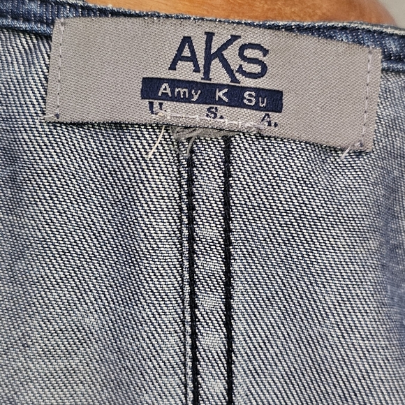 Soft denim Sleeveless button down Blouse - Picture 6 of 10